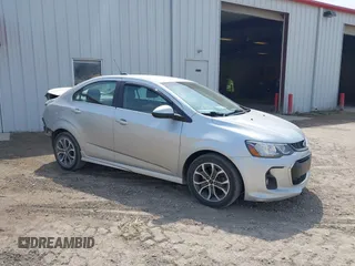 2018 Chevrolet Sonic LT z VIN 1G1JD5SH8J4100214, wystawiony jako IAAI lot #42133743 z przebiegiem 103 508 mil mil oraz . Historia ofert i sprzedaży dostępna na DreamBid. Obrazek 1.