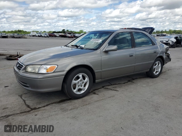 2000 Toyota Camry CE z VIN 4T1BG22KXYU639808, wystawiony jako Copart lot #56606985 z przebiegiem 119 678 mil mil oraz Szkoda całkowita • Salvage title. Historia ofert i sprzedaży dostępna na DreamBid. Obrazek 1.