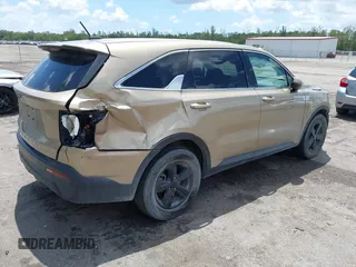 2021 Kia Sorento LX z VIN 5XYRG4LC3MG005807, wystawiony jako IAAI lot #42204914 z przebiegiem 51 628 mil mil oraz . Historia ofert i sprzedaży dostępna na DreamBid. Obrazek 4.