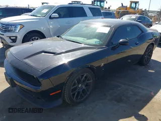 2016 Dodge Challenger R/T Scat Pack z VIN 2C3CDZFJ7GH217691, wystawiony jako IAAI lot #42228253 z przebiegiem 120 226 mil mil oraz . Historia ofert i sprzedaży dostępna na DreamBid. Obrazek 17.