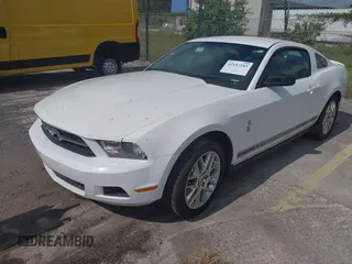 2012 Ford Mustang Premium z VIN 1ZVBP8AMXC5271916, wystawiony jako IAAI lot #42187185 z przebiegiem 103 379 mil mil oraz . Historia ofert i sprzedaży dostępna na DreamBid. Obrazek 17.