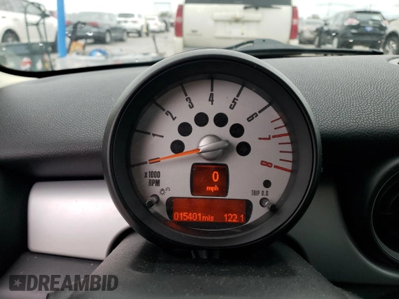 2011 MINI Hardtop z VIN WMWSU3C57BTX97044, wystawiony jako Copart lot #43625955 z przebiegiem 15 401 mil mil oraz Szkody całkowita. Historia ofert i sprzedaży dostępna na DreamBid. Obrazek 9.