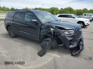 2025 Ford Explorer ST-Line z VIN 1FMUK8KH6SGB63562, wystawiony jako Copart lot #56751205 z przebiegiem 709 mil mil oraz Czysty tytuł • Clean title. Historia ofert i sprzedaży dostępna na DreamBid. Obrazek 4.