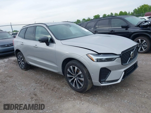 2024 Volvo XC60 Plus Dark Theme z VIN YV4L12RL5R1885058, wystawiony jako IAAI lot #42167034 z przebiegiem 25 886 mil mil oraz . Historia ofert i sprzedaży dostępna na DreamBid. Obrazek 1.