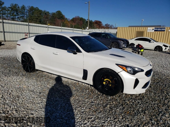2020 Kia Stinger GT-Line with VIN KNAE15LA2L6078525, listed as a Copart auction lot 81990594 with 75,546 mi miles and Salvage Title. Bid and sale history available at carsss.com. Image 4.