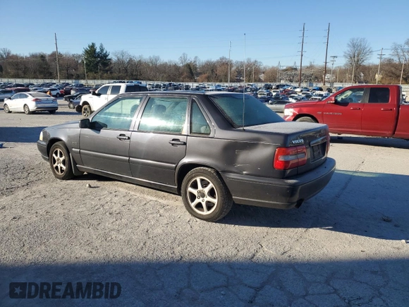 1998 Volvo S70 z VIN YV1LS553XW3480105, wystawiony jako Copart lot #83552564 z przebiegiem 200 181 mil mil oraz Nie do naprawy • Non repairable. Historia ofert i sprzedaży dostępna na DreamBid. Obrazek 2.