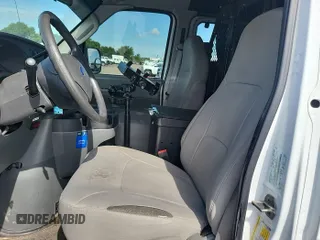 2008 Ford Econoline Cargo Commercial z VIN 1FTNE24LX8DA83108, wystawiony jako IAAI lot #42566206 z przebiegiem 170 748 mil mil oraz . Historia ofert i sprzedaży dostępna na DreamBid. Obrazek 1.