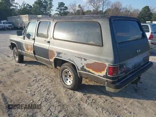 1989 GMC Suburban z VIN 1GKEV16KXKF536870, wystawiony jako IAAI lot #41531645 z przebiegiem 13 976 mil mil oraz . Historia ofert i sprzedaży dostępna na DreamBid. Obrazek 3.