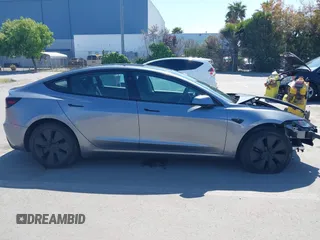 2025 Tesla Model 3 Long Range z VIN 5YJ3E1EB9SF873801, wystawiony jako IAAI lot #42141255 z przebiegiem 1612 mil mil oraz . Historia ofert i sprzedaży dostępna na DreamBid. Obrazek 13.