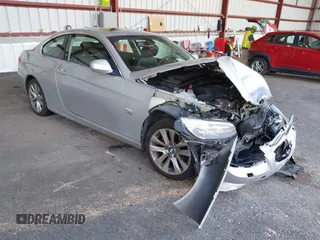 2013 BMW 3 Series 328i xDrive z VIN WBAKF3C52DJ385669, wystawiony jako IAAI lot #42378813 z przebiegiem 113 897 mil mil oraz . Historia ofert i sprzedaży dostępna na DreamBid. Obrazek 1.