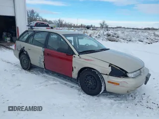 1999 Saturn SW z VIN 1G8ZK8276XZ295812, wystawiony jako IAAI lot #41313503 z przebiegiem 120 857 mil mil oraz . Historia ofert i sprzedaży dostępna na DreamBid. Obrazek 1.