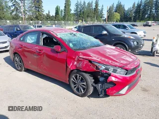 2023 Kia Forte LXS z VIN 3KPF24AD2PE612585, wystawiony jako IAAI lot #42180351 z przebiegiem 37 981 mil mil oraz . Historia ofert i sprzedaży dostępna na DreamBid. Obrazek 1.