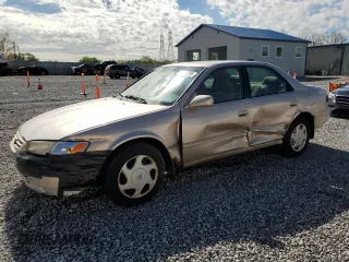 1998 Toyota Camry LE z VIN 4T1BF22K5WU060256, wystawiony jako Copart lot #55242395 z przebiegiem 212 107 mil mil oraz Szkoda całkowita • Salvage title. Historia ofert i sprzedaży dostępna na DreamBid. Obrazek 1.