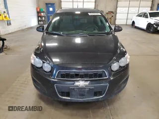 2013 Chevrolet Sonic LS z VIN 1G1JA5SH5D4169083, wystawiony jako Copart lot #55703555 z przebiegiem Nie podano mil oraz Czysty tytuł • Clean title. Historia ofert i sprzedaży dostępna na DreamBid. Obrazek 5.