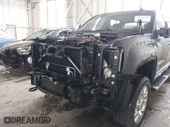 2016 GMC Sierra 2500HD Denali z VIN 1GT12UE82GF207890, wystawiony jako IAAI lot #41994971 z przebiegiem 101 221 mil mil oraz . Historia ofert i sprzedaży dostępna na DreamBid. Obrazek 6.