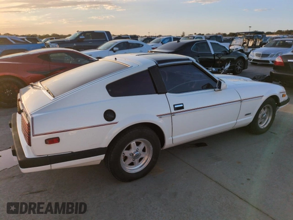 1983 Datsun 280ZX z VIN JN1HZ04S2DX564639, wystawiony jako Copart lot #75222314 z przebiegiem 75 925 mil mil oraz Szkody całkowita. Historia ofert i sprzedaży dostępna na DreamBid. Obrazek 3.