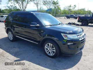 2018 Ford Explorer XLT z VIN 1FM5K8D89JGC38674, wystawiony jako IAAI lot #42277468 z przebiegiem 131 664 mil mil oraz . Historia ofert i sprzedaży dostępna na DreamBid. Obrazek 1.