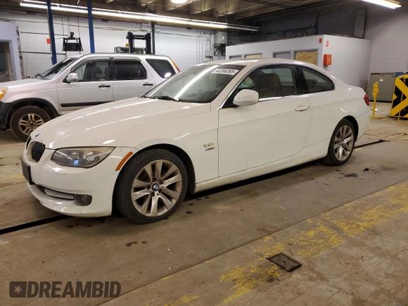 2011 BMW 3 Series 328i xDrive z VIN WBAKF3C57BE567244, wystawiony jako Copart lot #43366365 z przebiegiem 136 886 mil mil oraz Szkody całkowita. Historia ofert i sprzedaży dostępna na DreamBid. Obrazek 1.
