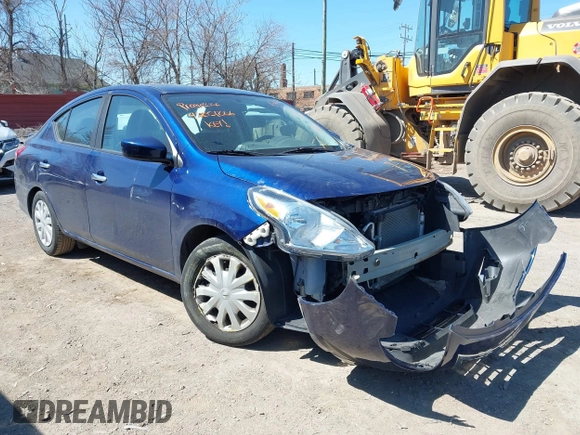 2019 Nissan Versa SV z VIN 3N1CN7AP2KL842799, wystawiony jako IAAI lot #42051006 z przebiegiem 123 075 mil mil oraz . Historia ofert i sprzedaży dostępna na DreamBid. Obrazek 1.