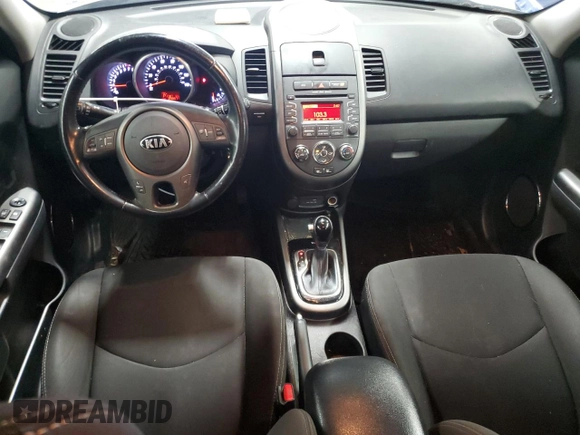 2013 Kia Soul + z VIN KNDJT2A65D7564122, wystawiony jako Copart lot #55811785 z przebiegiem 89 887 mil mil oraz Szkoda całkowita • Salvage title. Historia ofert i sprzedaży dostępna na DreamBid. Obrazek 8.
