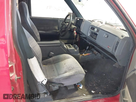 1993 Chevrolet Blazer z VIN 1GNDT13W2P2202181, wystawiony jako IAAI lot #42563244 z przebiegiem 143 439 mil mil oraz . Historia ofert i sprzedaży dostępna na DreamBid. Obrazek 5.