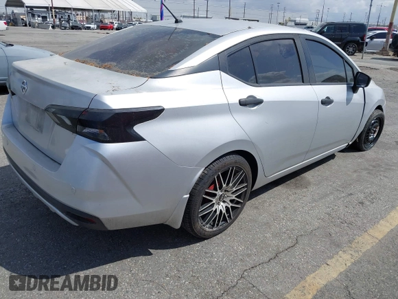 2020 Nissan Versa S z VIN 3N1CN8DVXLL882520, wystawiony jako IAAI lot #41896671 z przebiegiem 57 925 mil mil oraz . Historia ofert i sprzedaży dostępna na DreamBid. Obrazek 4.