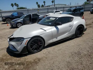 2022 Toyota Supra 3.0 z VIN WZ1DB0C02NW048905, wystawiony jako Copart lot #53099585 z przebiegiem 25 044 mil mil oraz Czysty tytuł • Clean title. Historia ofert i sprzedaży dostępna na DreamBid. Obrazek 1.