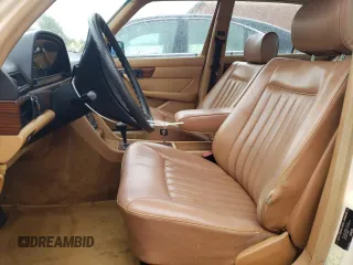 1985 Mercedes-Benz 380 z VIN WDBCA32CXFA177708, wystawiony jako Copart lot #57909505 z przebiegiem 128 446 mil mil oraz Tytuł czysty. Historia ofert i sprzedaży dostępna na DreamBid. Obrazek 7.