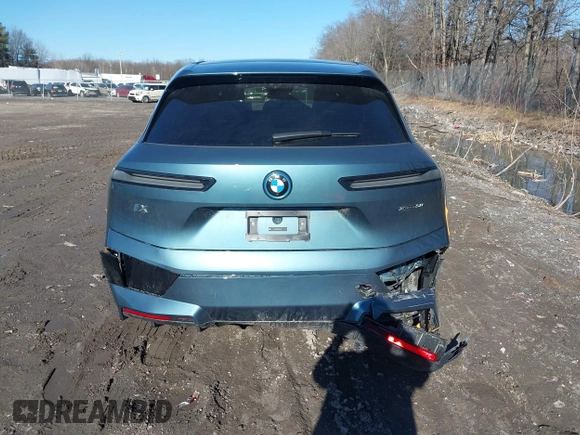 2025 BMW iX xDrive50 z VIN WB523CF09SCS94052, wystawiony jako IAAI lot #41822349 z przebiegiem 1233 mil mil oraz . Historia ofert i sprzedaży dostępna na DreamBid. Obrazek 16.