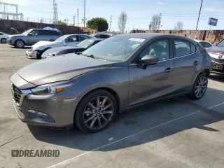 2018 Mazda 3 Grand Touring z VIN 3MZBN1W37JM254253, wystawiony jako Copart lot #50081185 z przebiegiem 60 564 mil mil oraz Szkoda całkowita • Salvage title. Historia ofert i sprzedaży dostępna na DreamBid. Obrazek 1.