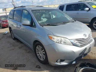 2016 Toyota Sienna XLE with VIN 5TDYK3DC6GS751307, listed as a IAAI auction lot 40901654 with 168,018 mi miles. Bid and sale history available at carsss.com. Image 1.