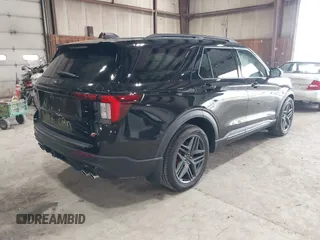 2025 Ford Explorer ST z VIN 1FMWK8GC6SGA08676, wystawiony jako IAAI lot #42043230 z przebiegiem 4 934 mil mil oraz . Historia ofert i sprzedaży dostępna na DreamBid. Obrazek 4.
