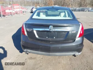 2011 Lincoln MKS EcoBoost z VIN 1LNHL9FT1BG608776, wystawiony jako IAAI lot #40822634 z przebiegiem 117 458 mil mil oraz . Historia ofert i sprzedaży dostępna na DreamBid. Obrazek 6.