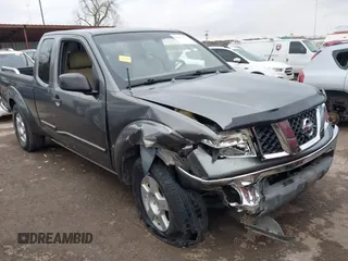2006 Nissan Frontier SE z VIN 1N6AD06U66C466913, wystawiony jako IAAI lot #41047870 z przebiegiem 108 450 mil mil oraz . Historia ofert i sprzedaży dostępna na DreamBid. Obrazek 1.