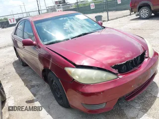 2005 Toyota Camry STD z VIN 4T1BE32K75U021742, wystawiony jako IAAI lot #42525204 z przebiegiem 235 645 mil mil oraz . Historia ofert i sprzedaży dostępna na DreamBid. Obrazek 1.