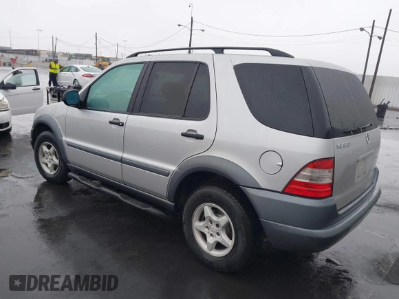 1998 Mercedes-Benz M-Class with VIN 4JGAB54E1WA045397, listed as a IAAI auction lot 41204055 with 1 mi miles. Bid and sale history available at carsss.com. Image 3.