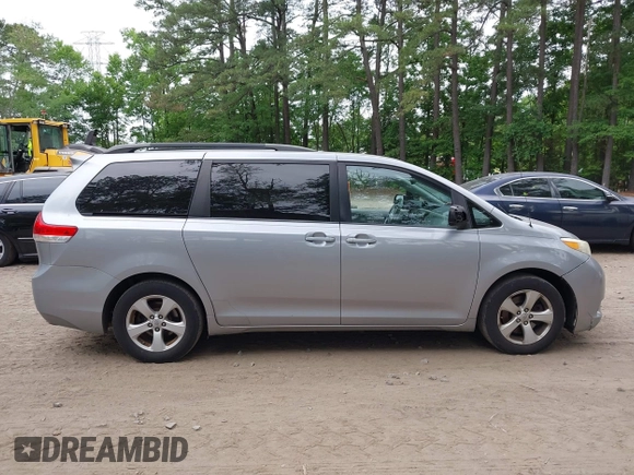 2012 Toyota Sienna LE AAS z VIN 5TDKK3DC7CS222416, wystawiony jako IAAI lot #42360994 z przebiegiem 241 498 mil mil oraz . Historia ofert i sprzedaży dostępna na DreamBid. Obrazek 13.