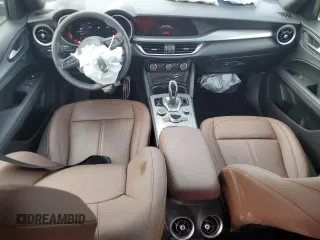 2024 Alfa Romeo Stelvio Ti z VIN ZASPAKBN7R7D70650, wystawiony jako Copart lot #63220614 z przebiegiem 8 078 mil mil oraz Nie do naprawy • Non repairable. Historia ofert i sprzedaży dostępna na DreamBid. Obrazek 8.