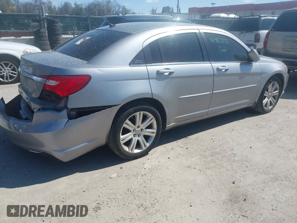 2013 Chrysler 200 Touring z VIN 1C3CCBBB4DN655936, wystawiony jako IAAI lot #41963751 z przebiegiem 197 019 mil mil oraz . Historia ofert i sprzedaży dostępna na DreamBid. Obrazek 4.