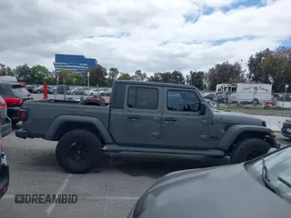 2020 Jeep Gladiator Sport S z VIN 1C6HJTAG4LL153441, wystawiony jako IAAI lot #42052329 z przebiegiem 34 660 mil mil oraz . Historia ofert i sprzedaży dostępna na DreamBid. Obrazek 13.