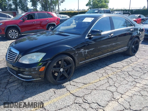 2012 Mercedes-Benz S 550 z VIN WDDNG7DB1CA479328, wystawiony jako IAAI lot #42271450 z przebiegiem Nie podano mil oraz . Historia ofert i sprzedaży dostępna na DreamBid. Obrazek 19.