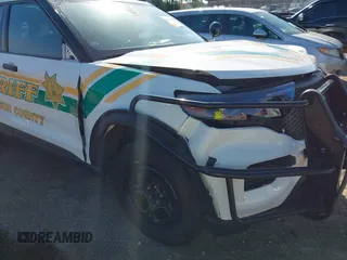2022 Ford Police Interceptor Utility z VIN 1FM5K8AB2NGA02664, wystawiony jako IAAI lot #40499840 z przebiegiem 7 067 mil mil oraz . Historia ofert i sprzedaży dostępna na DreamBid. Obrazek 17.