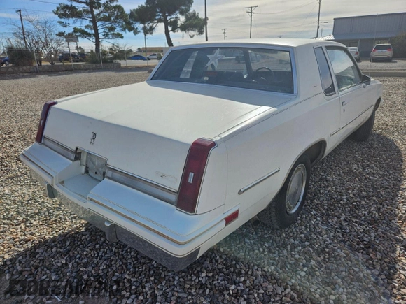 1986 Oldsmobile Cutlass z VIN 1G3GR47A3GR329694, wystawiony jako Copart lot #84965974 z przebiegiem Nie podano mil oraz Czysty tytuł • Clean title. Historia ofert i sprzedaży dostępna na DreamBid. Obrazek 4.