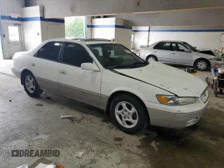 1998 Toyota Camry LE z VIN 4T1BF22K1WU048928, wystawiony jako Copart lot #57654365 z przebiegiem 132 087 mil mil oraz Czysty tytuł • Clean title. Historia ofert i sprzedaży dostępna na DreamBid. Obrazek 4.