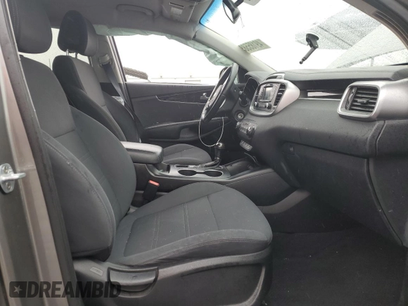 2016 Kia Sorento LX z VIN 5XYPGDA57GG162692, wystawiony jako Copart lot #49185585 z przebiegiem 134 152 mil mil oraz Szkoda całkowita • Salvage title. Historia ofert i sprzedaży dostępna na DreamBid. Obrazek 7.