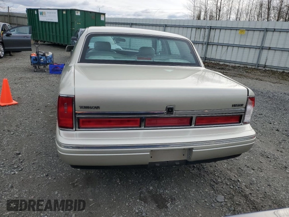 1997 Lincoln Town Car Executive z VIN 1LNLM81W9VY643745, wystawiony jako Copart lot #47921365 z przebiegiem 68 821 mil mil oraz Szkoda całkowita • Salvage title. Historia ofert i sprzedaży dostępna na DreamBid. Obrazek 6.