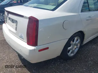 2005 Cadillac STS z VIN 1G6DW677750171537, wystawiony jako IAAI lot #42270330 z przebiegiem 126 889 mil mil oraz . Historia ofert i sprzedaży dostępna na DreamBid. Obrazek 6.