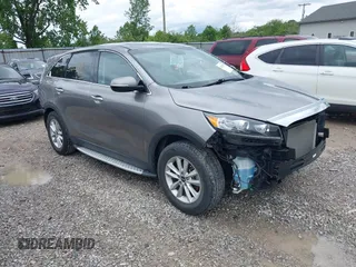 2019 Kia Sorento L z VIN 5XYPG4A38KG533060, wystawiony jako IAAI lot #42297010 z przebiegiem 28 126 mil mil oraz . Historia ofert i sprzedaży dostępna na DreamBid. Obrazek 1.