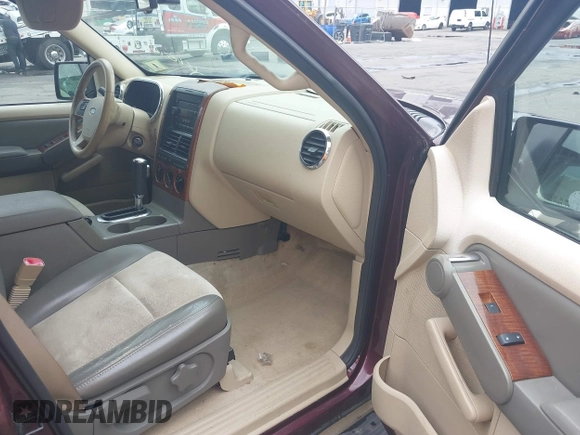2006 Ford Explorer Eddie Bauer z VIN 1FMEU64E36UB54833, wystawiony jako IAAI lot #39599593 z przebiegiem 152 411 mil mil oraz . Historia ofert i sprzedaży dostępna na DreamBid. Obrazek 5.