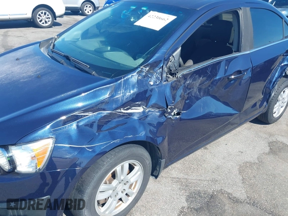 2015 Chevrolet Sonic LT z VIN 1G1JC5SB5F4177676, wystawiony jako IAAI lot #42230662 z przebiegiem 155 884 mil mil oraz . Historia ofert i sprzedaży dostępna na DreamBid. Obrazek 6.